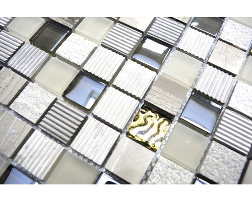 Detailný záber mozaikovej dlaždice zo skla a prírodného kameňa