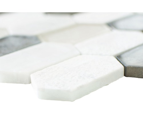 Detailný záber podlhovastých mozaikových dlaždíc