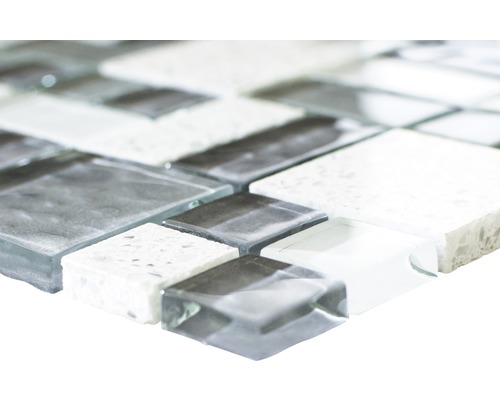 Detailný záber mozaikovej dlaždice zo skla a kameňa