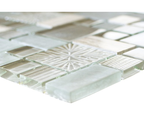 Detailný pohľad na mozaikovú dlaždicu zo skla