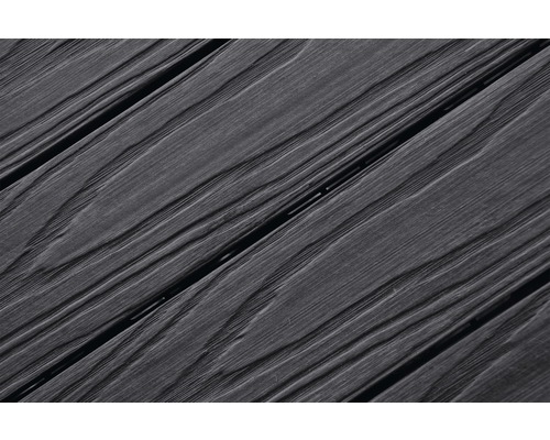 Detailný pohľad na sivé terasové dosky s drevenou štruktúrou