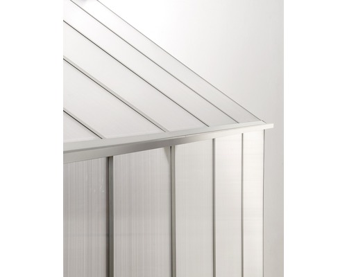 Detailný pohľad na skleník s hliníkovým rámom a priesvitnými panelmi