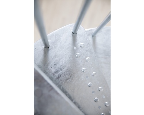 Detailný záber kovového schodiska so stĺpikmi zábradlia.