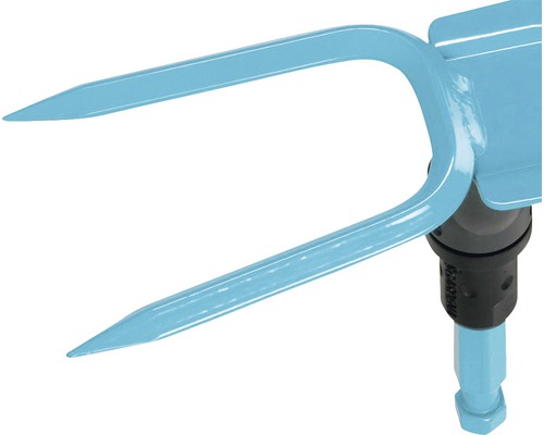 Detailný záber záhradnej motyky s dvoma hrotmi.