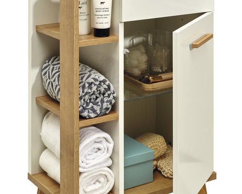 Kúpeľňový nábytok s policami, uterákmi a kúpeľňovými doplnkami