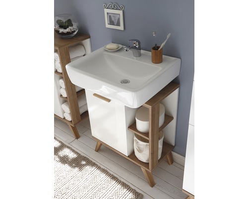 Umývadlo so skrinkou v kúpeľni.