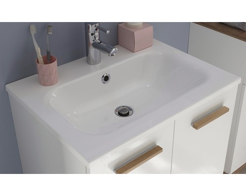 Umývadlo so skrinkou, batériou a doplnkami v kúpeľni