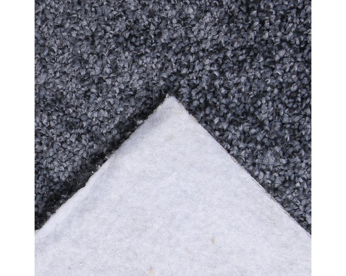 Detail sivého koberca s fleecovým podkladom