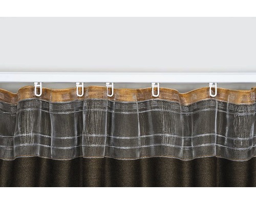 Záclona so závesom na riasiacej páske na záclonovej lište