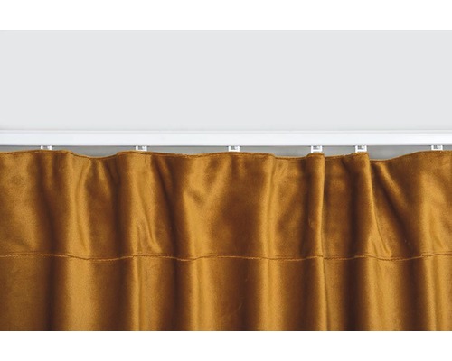 Zlatistý záves na záclonovej koľajnici