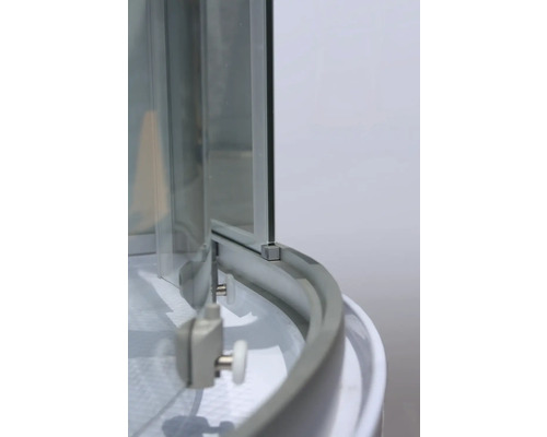 Detail sprchovacieho kúta so sklenenými stenami a rolovacím mechanizmom