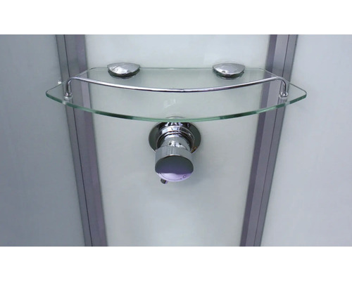 Sklenená polica s armatúrou v sprche