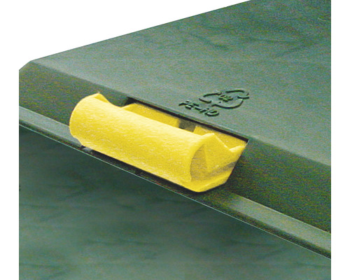 Detailný pohľad na smetný kôš so žltým uzáverom