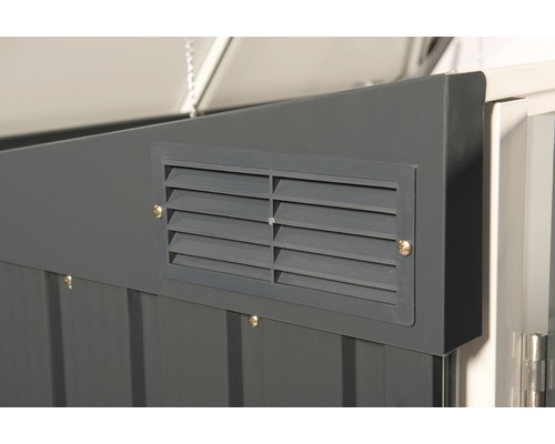 Detail záhradného domčeka s vetracou mriežkou