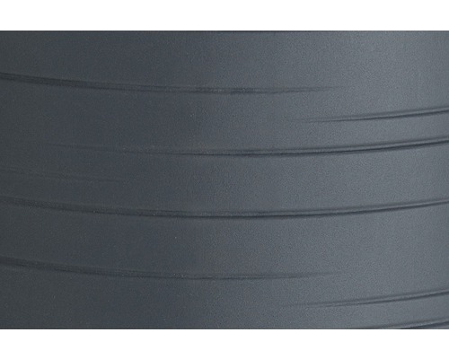 Detailný záber gymnastickej lopty s vodorovnými čiarami