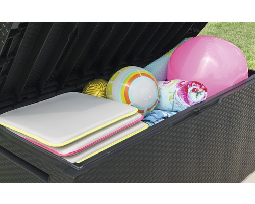 Otvorený plastový úložný box s hračkami a vankúšmi