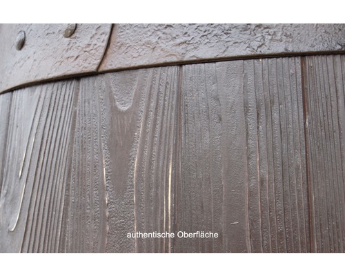 Detailný pohľad na povrch sudu na víno s drevenou štruktúrou a kovovými krúžkami