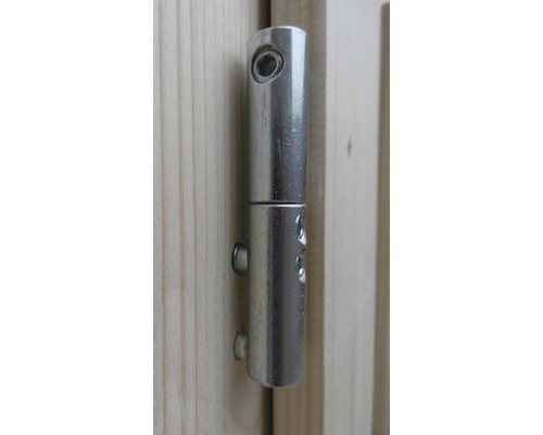 Kovové dverové puzdro na drevených dverách