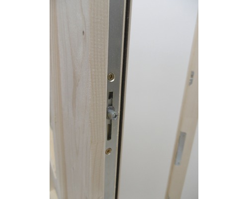 Detail drevených dverí s namontovaným zámkom