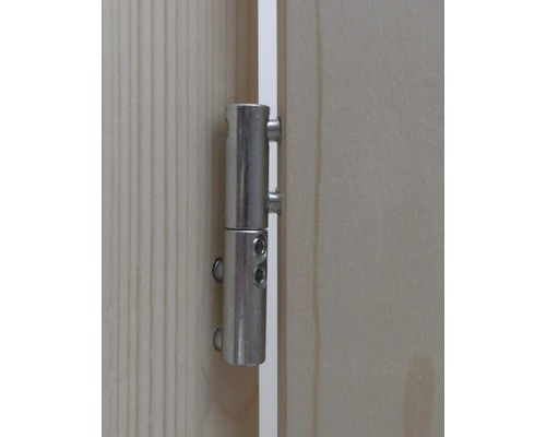 Kovové dverové puzdro pripevnené k dreveným dverám