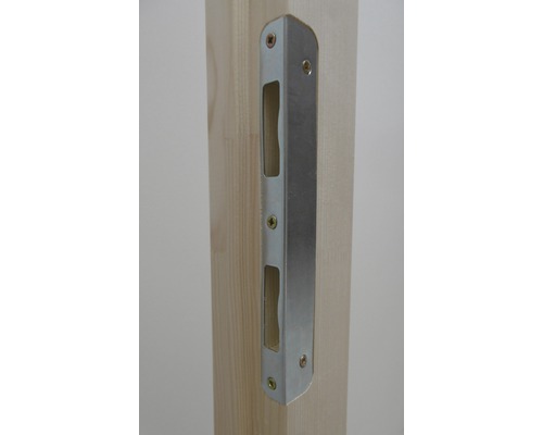 Kovová zárubňová protidoštička pripevnená k drevenému stĺpiku