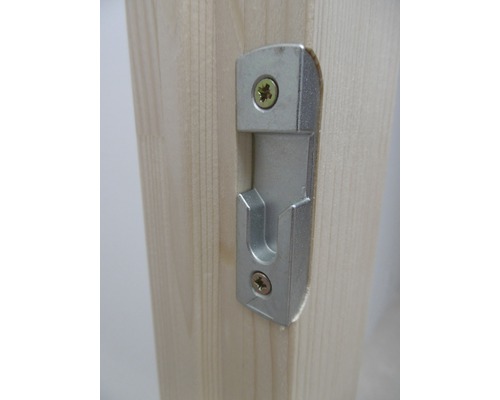 Kovový záves so skrutkami pripevnený k drevenému stĺpiku