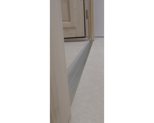 Tesniaci profil dverí na drevených dverách