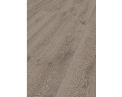 Detail laminátovej podlahy s dreveným vzhľadom