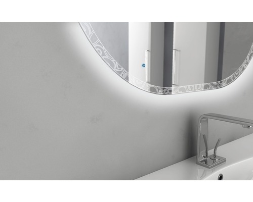 Detail kúpeľňového zrkadla s osvetlením a vodovodnej batérie na umývadle