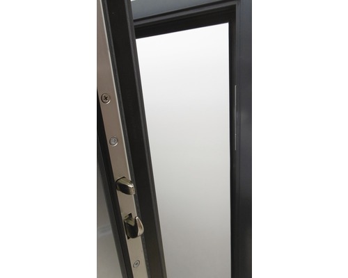 Detailný záber dverí so zámkom