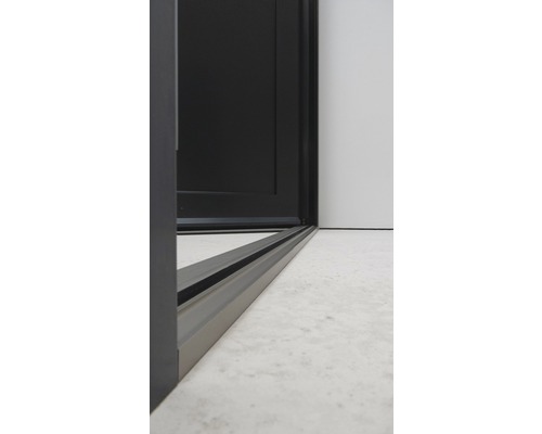 Detail posuvných dverí na svetlej podlahe