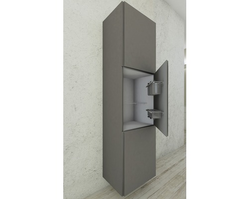 Sivá vysoká skriňa s otvorenými dverami a policami