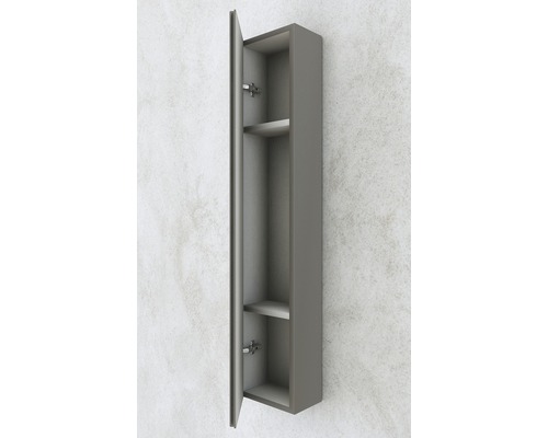 Otvorená sivá závesná skrinka s dvomi policami do kúpeľne