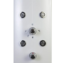 Detail sprchovej armatúry s niekoľkými okrúhlymi chrómovými gombíkmi