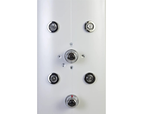 Detail sprchovej armatúry s niekoľkými okrúhlymi chrómovými gombíkmi