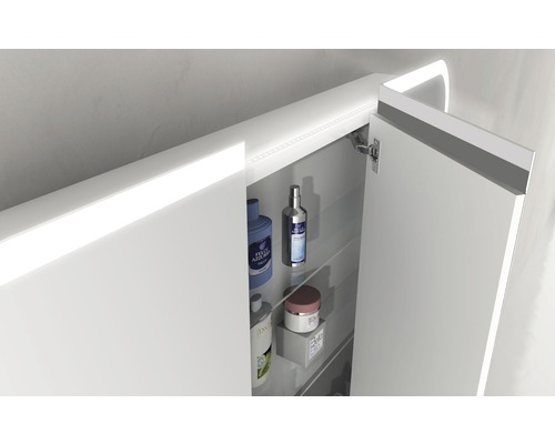 Otvorená zrkadlová skrinka do kúpeľne s policami a osvetlením