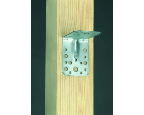 Kovový uholník pripevnený k drevenému stĺpiku