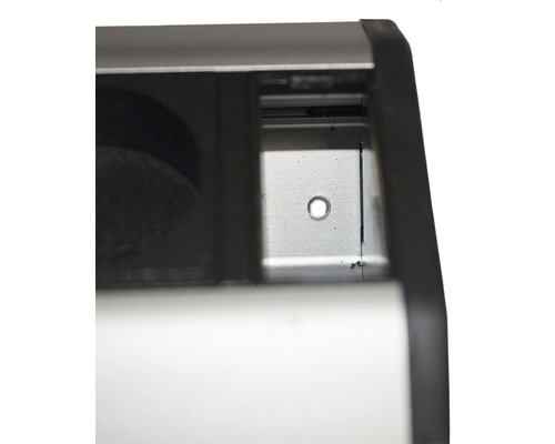 Detailný pohľad na policu s otvorom