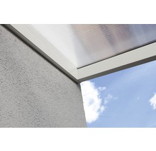Detail terasového zastrešenia s priehľadnými plastovými panelmi a rámom