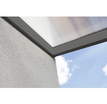 Detailný pohľad na zastrešenie terasy s polykarbonátovými doskami na stene domu