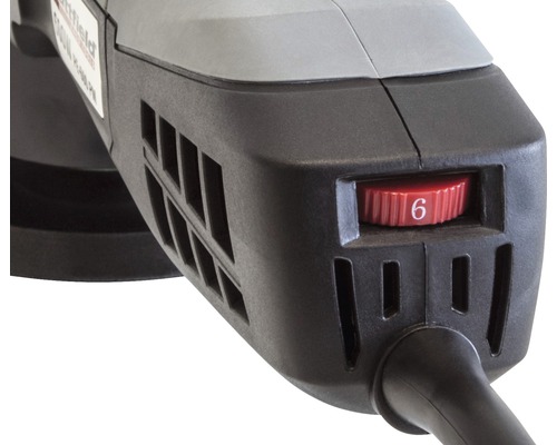 Detail brúsky s červeným regulátorom otáčok nastaveným na šestku.