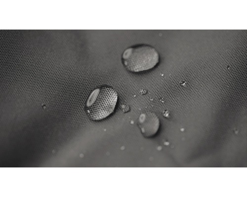 Detailný záber kvapiek vody na vodeodpudivom materiáli