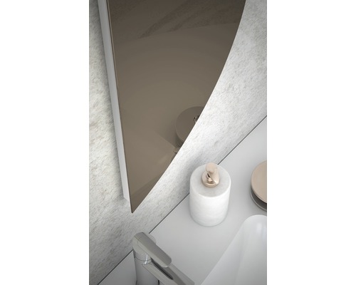 Detailný pohľad na kúpeľňu so zrkadlom, umývadlovou batériou a dávkovačom mydla