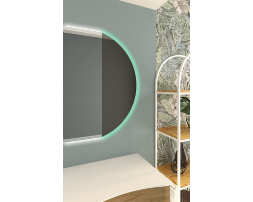 Detail kúpeľne so zrkadlom s osvetlením, policou a zdobenými stenami