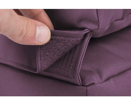 Detail fialového vankúša záhradného nábytku so suchým zipsom