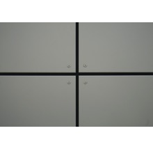 Detailný pohľad na fasádne panely so skrutkami