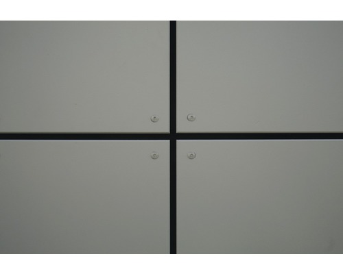 Detailný pohľad na fasádne panely so skrutkami