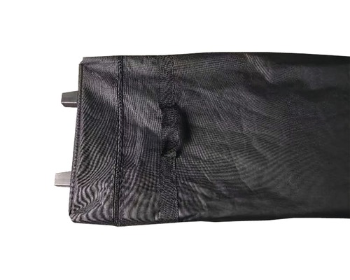 Detailný pohľad na čierny ochranný obal.