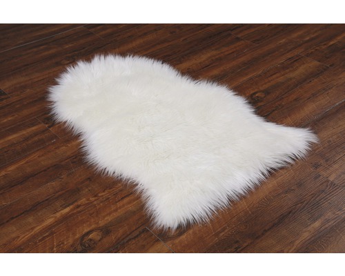 Mäkký koberec s kožušinovým vzhľadom na drevenej podlahe