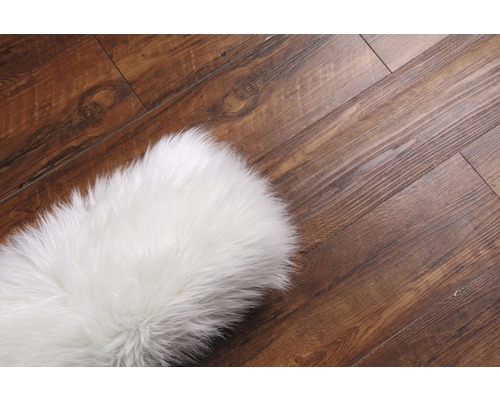 Biely koberec na drevenej podlahe